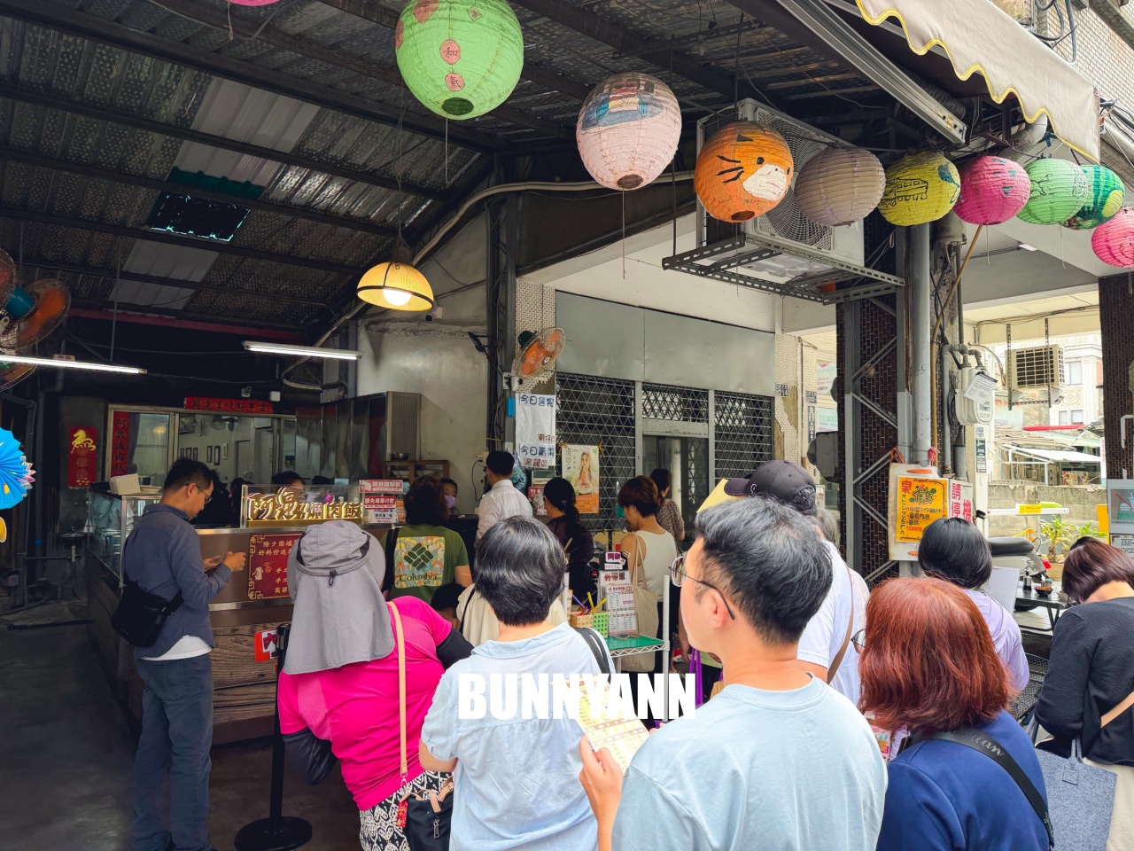附近鄰居常吃中午，就是爌肉飯店家，兩百元能吃很飽，間隔肉也是招牌
