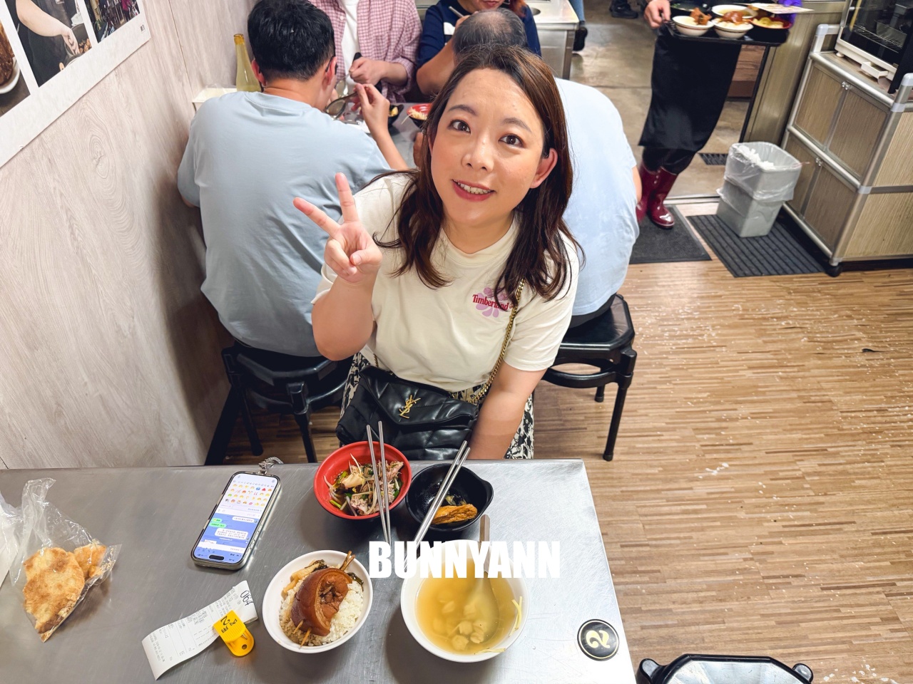 附近鄰居常吃中午，就是爌肉飯店家，兩百元能吃很飽，間隔肉也是招牌