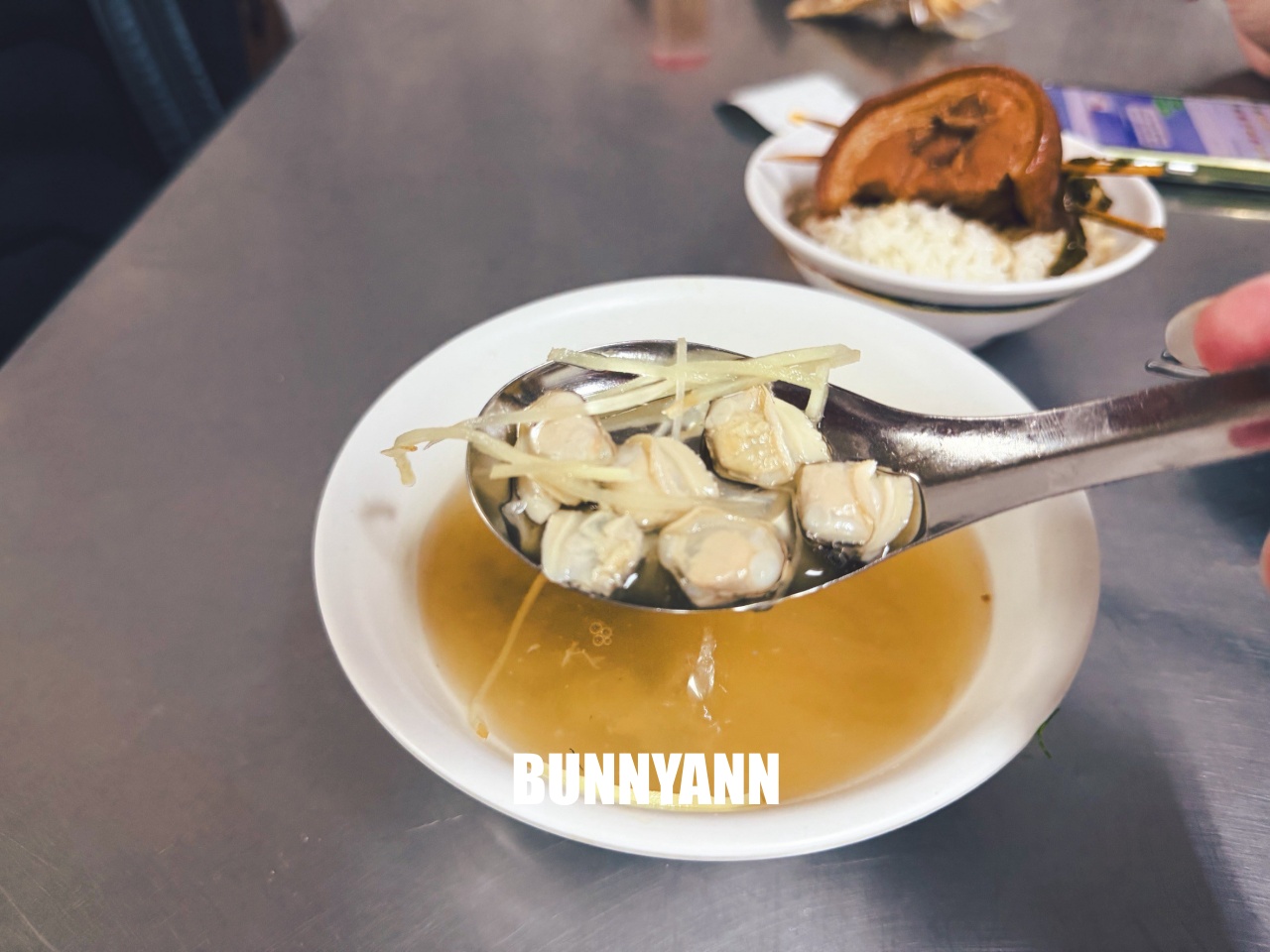附近鄰居常吃中午，就是爌肉飯店家，兩百元能吃很飽，間隔肉也是招牌