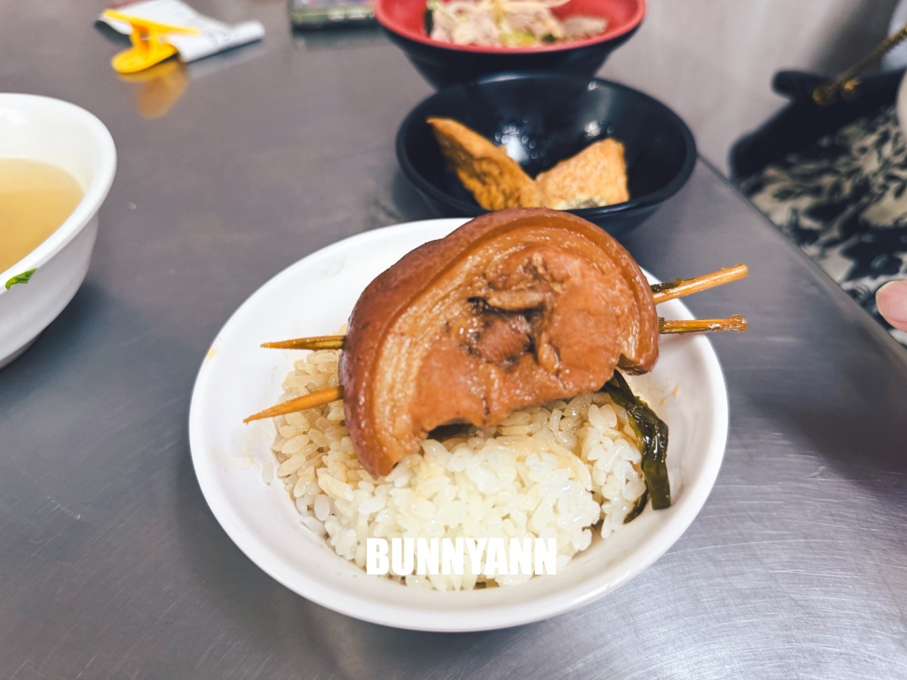 附近鄰居常吃中午，就是爌肉飯店家，兩百元能吃很飽，間隔肉也是招牌