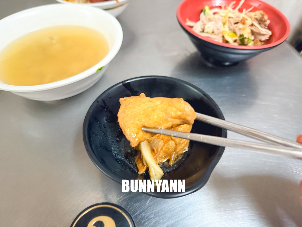 附近鄰居常吃中午，就是爌肉飯店家，兩百元能吃很飽，間隔肉也是招牌