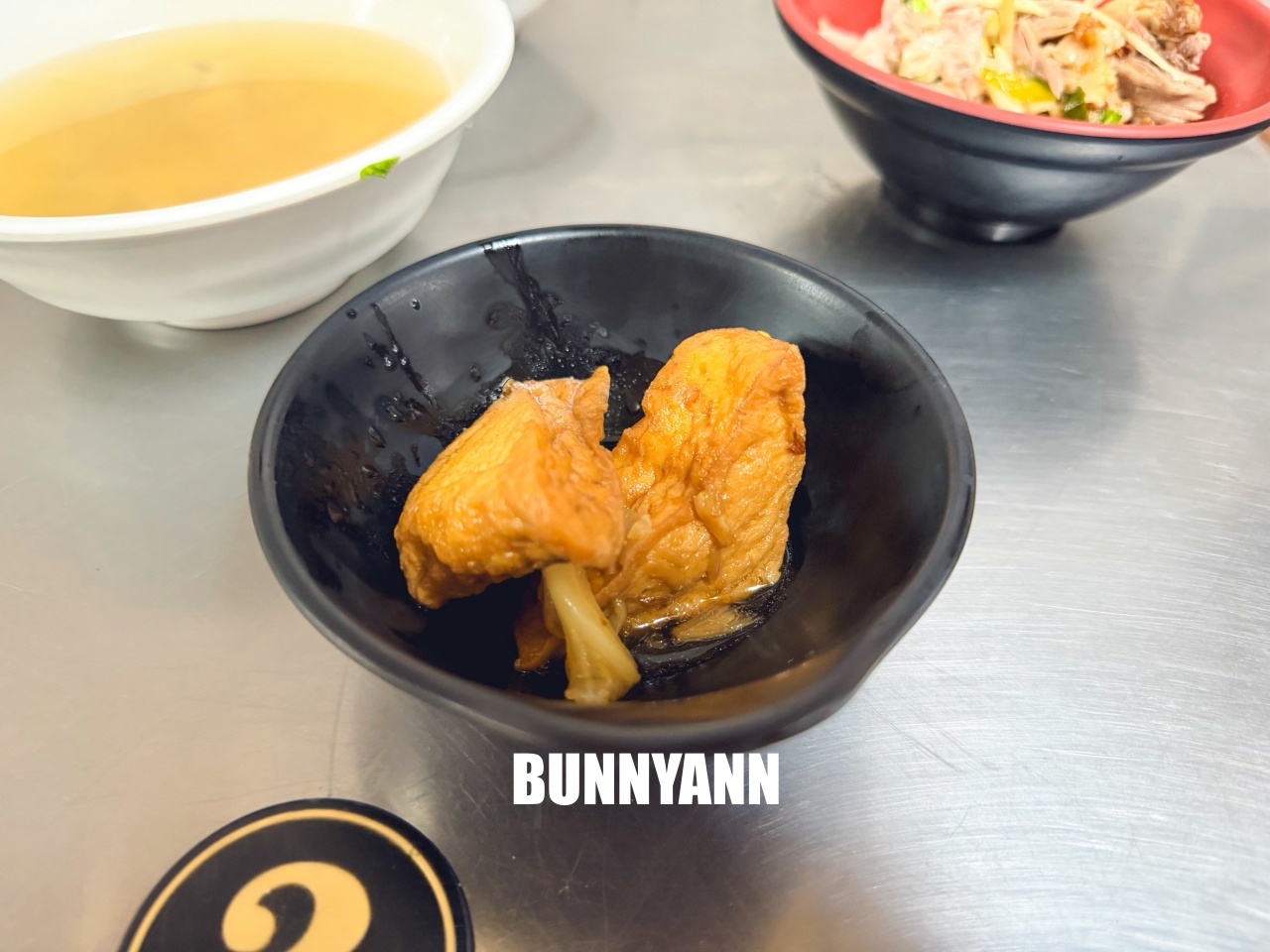 附近鄰居常吃中午，就是爌肉飯店家，兩百元能吃很飽，間隔肉也是招牌