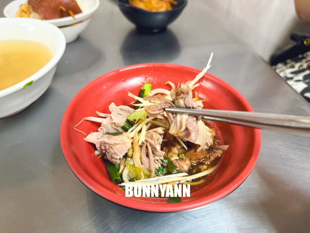 附近鄰居常吃中午，就是爌肉飯店家，兩百元能吃很飽，間隔肉也是招牌