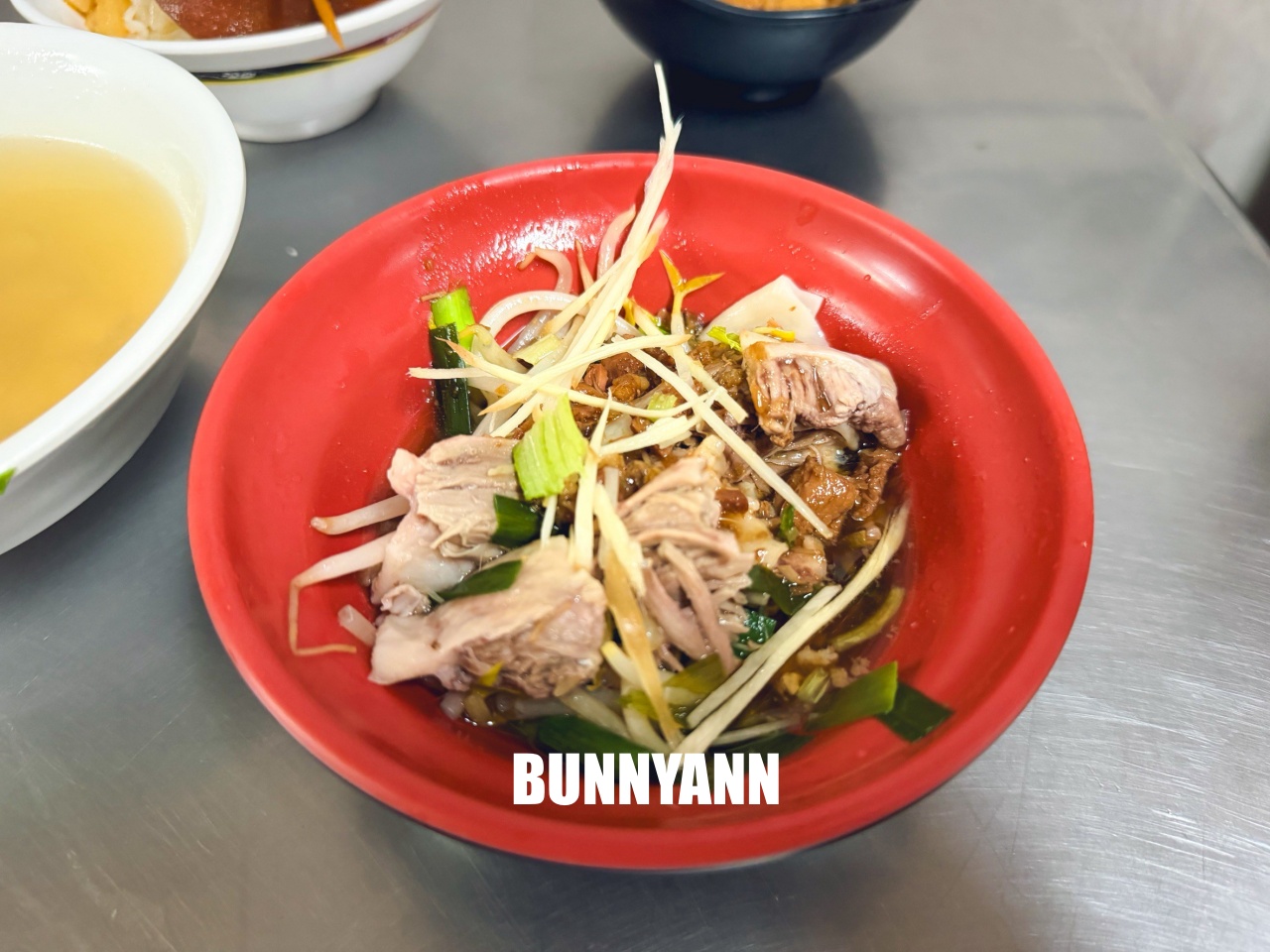 附近鄰居常吃中午，就是爌肉飯店家，兩百元能吃很飽，間隔肉也是招牌