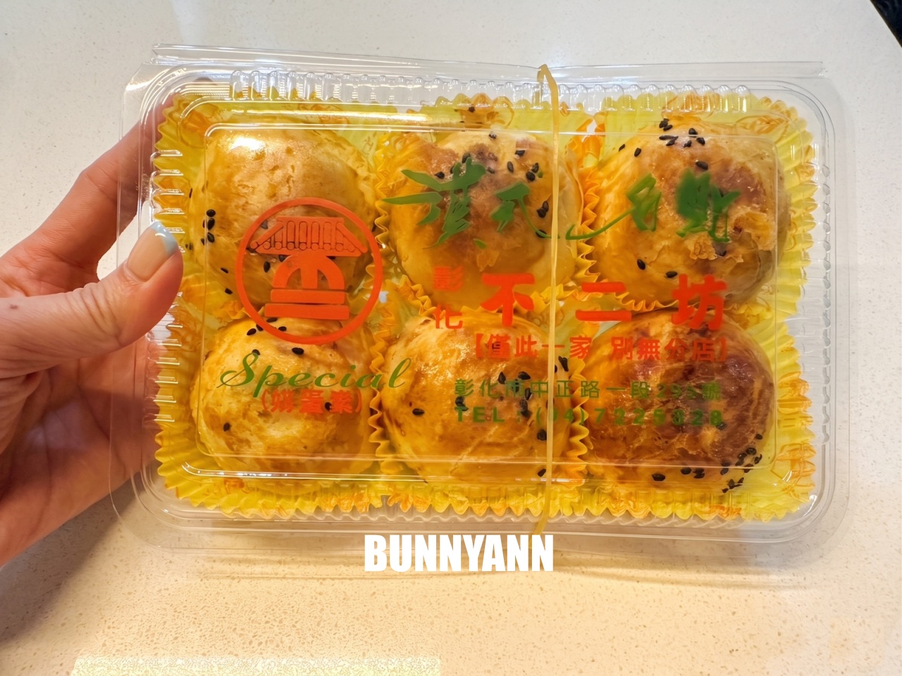 外國人專程來，就是蛋黃酥店家，一次買六顆吃不過癮，小月餅也是主打