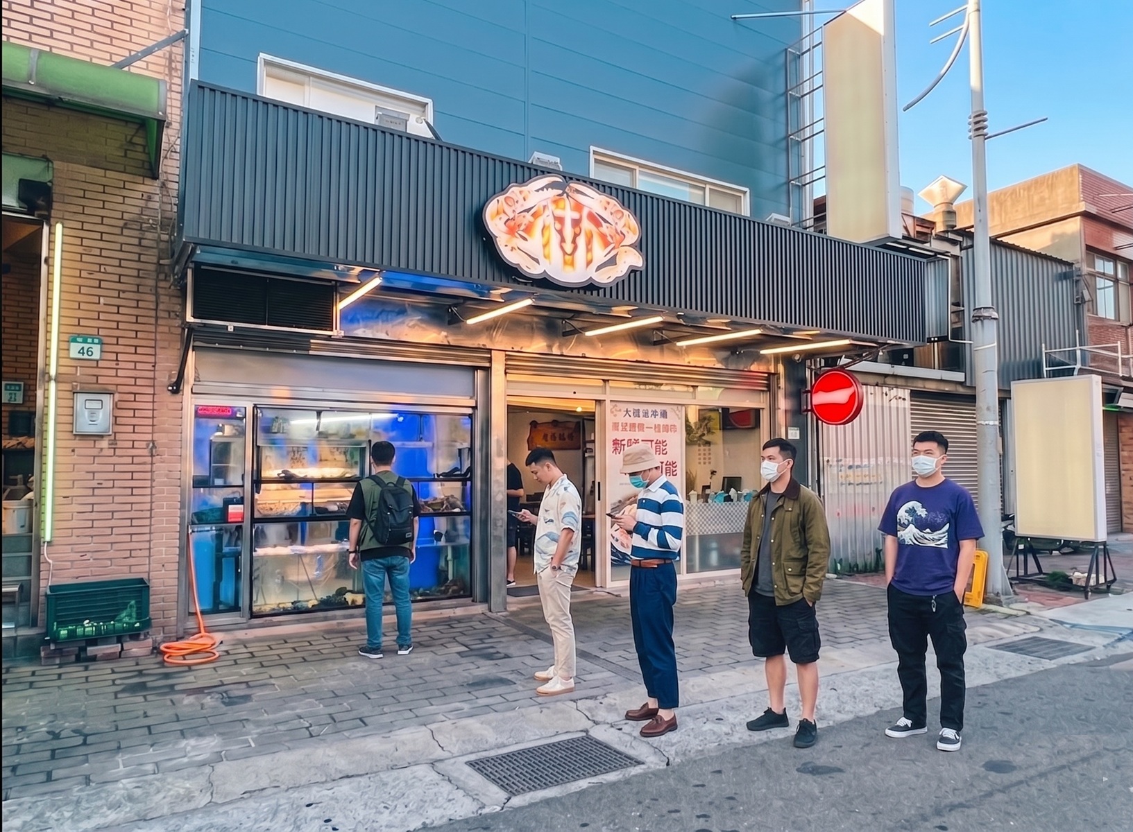 非常多人沒吃過，現撈海產店家，點個五菜一湯就夠吃，鹽烤鮑魚是主打