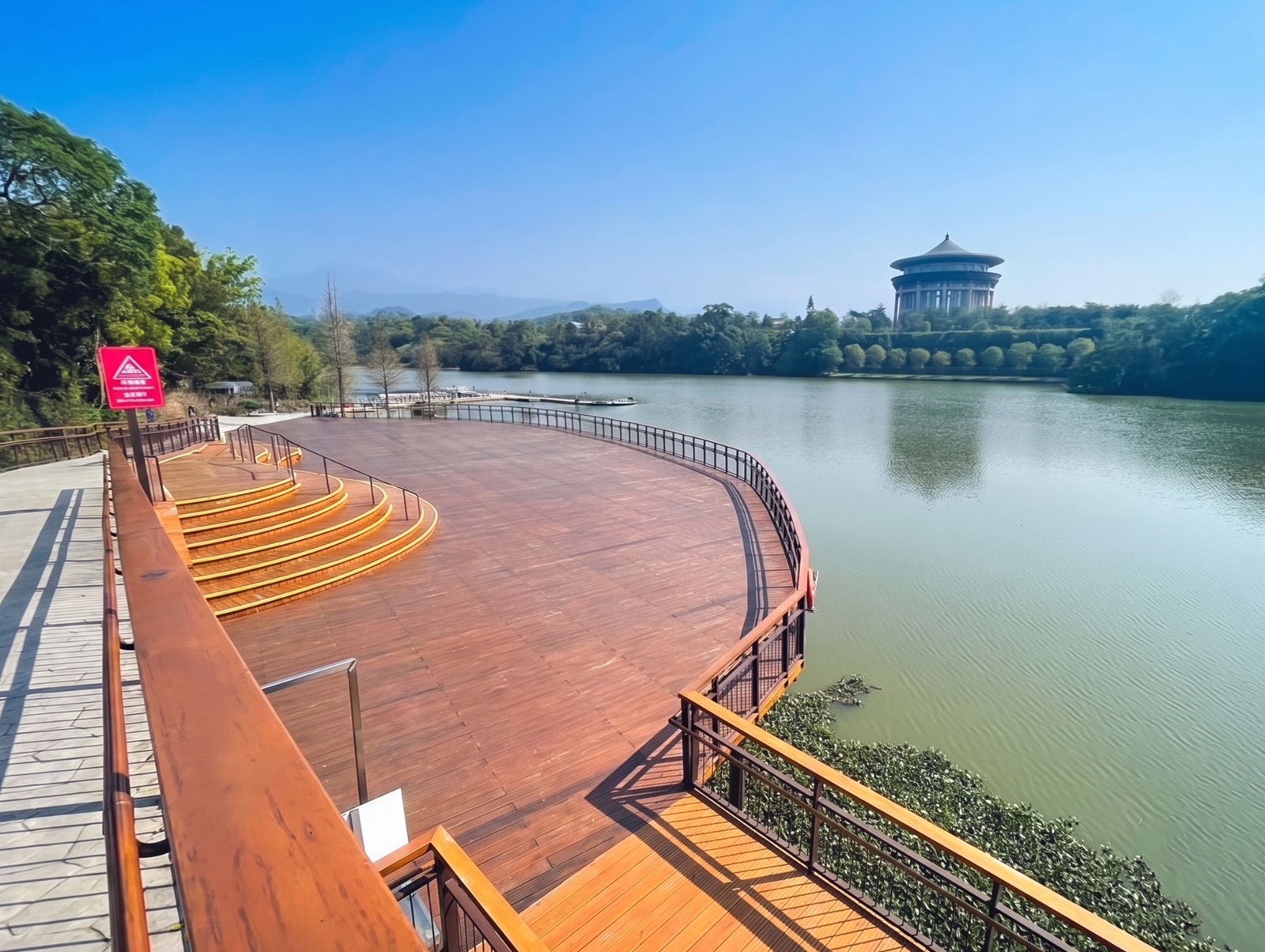 一半人沒來過，是免錢湖畔園區，繞一圈不用一小時，湖景有夠美麗