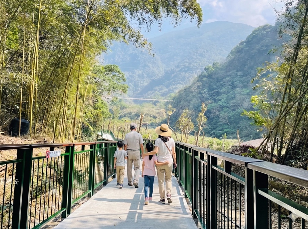 誰說這裡很少人來，是山谷瀑布園區，單程40分鐘走完，終點瀑布很美麗