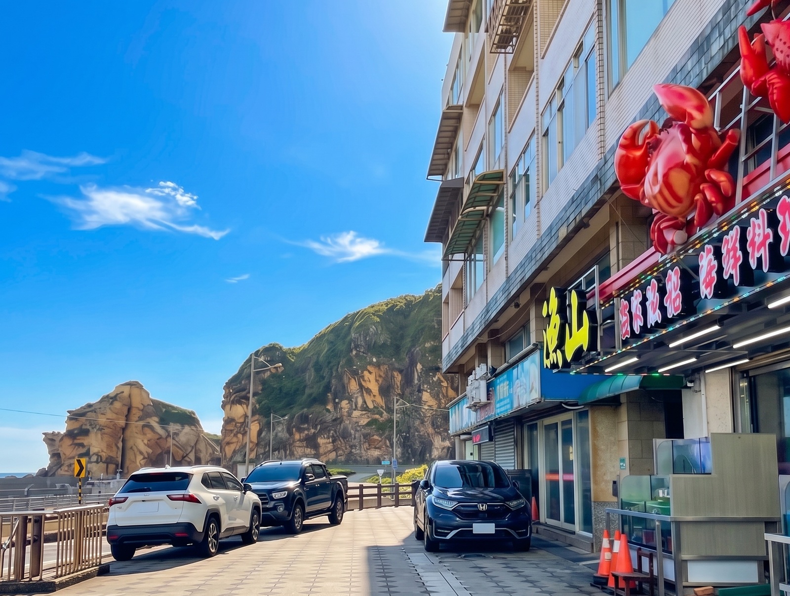 很多人不知道，是海產店家，點個三菜一湯就夠吃，螃蟹龍蝦是招牌