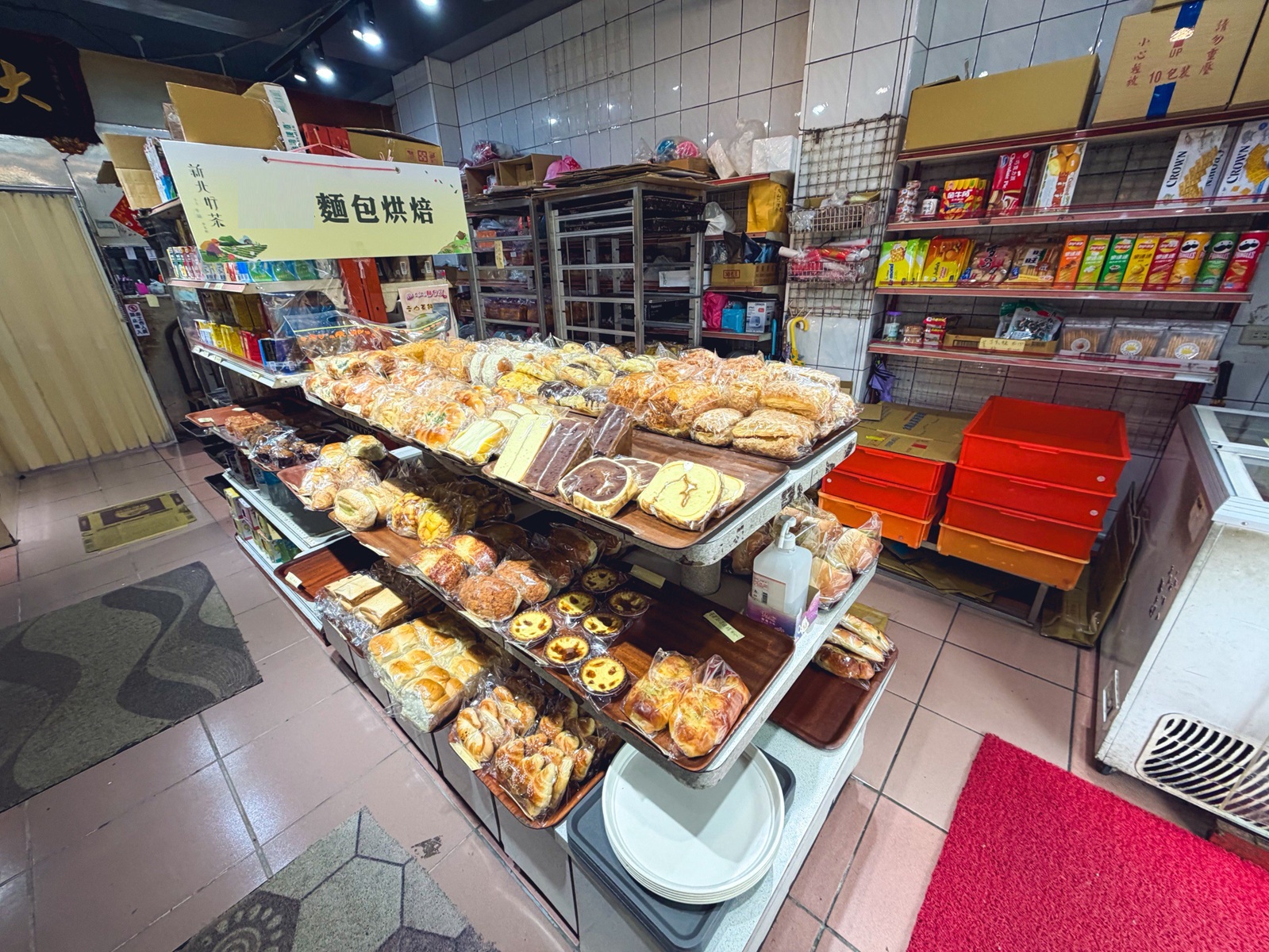 當地人才知道，是平價麵包店，500元能買一大堆，菠蘿吐司是招牌主打