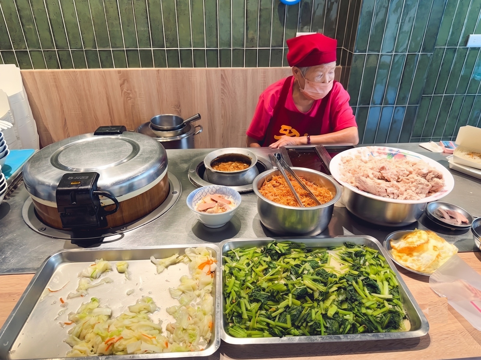 外地人專程吃，90歲阿嬤的雞肉飯，點一飯一湯就夠，筍絲也是招牌