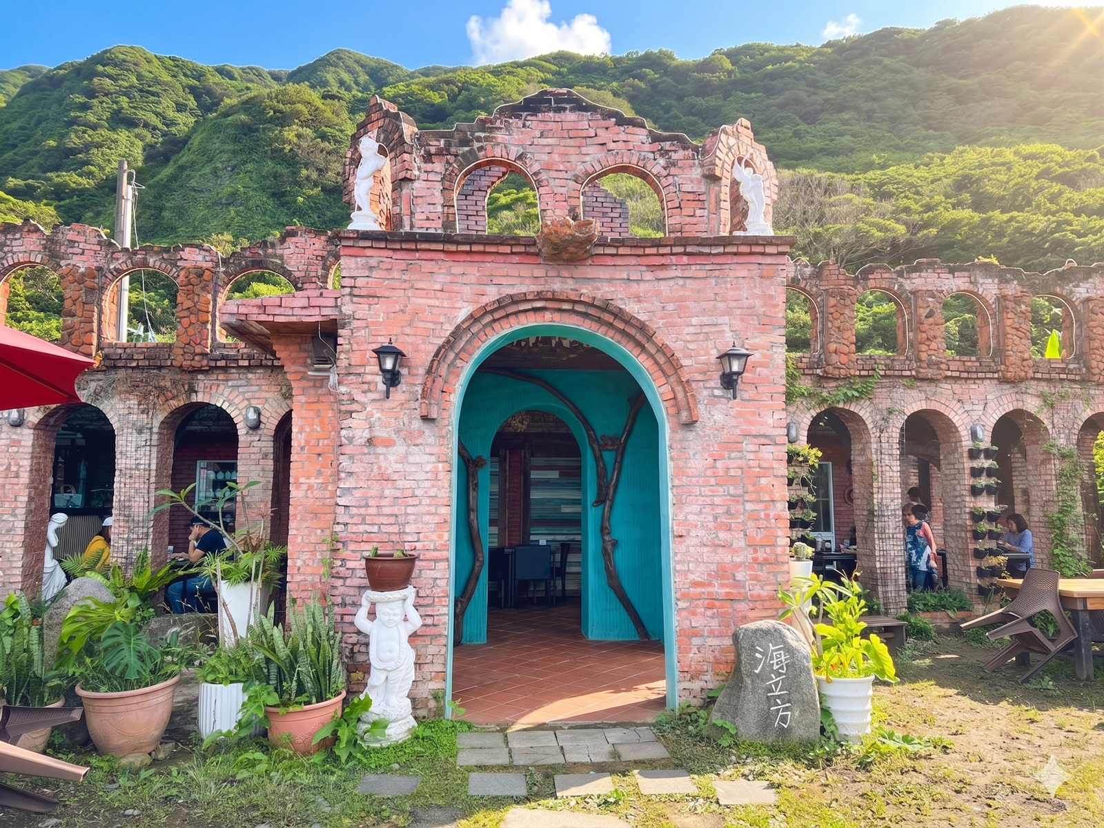 一半人沒發現，是景觀咖啡店家，低消150能待整天，面對海景是主打