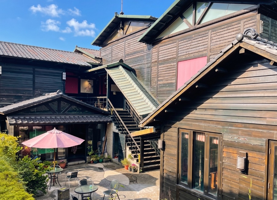 誰說這家人很少，是平價美人湯屋，一間450元很划算，日式木屋也是特色