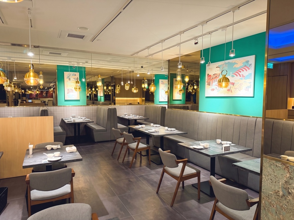 附近鄰居當午餐吃，就是台菜餐廳店家，點個四人套餐就很夠吃，浪漫環境也是主打
