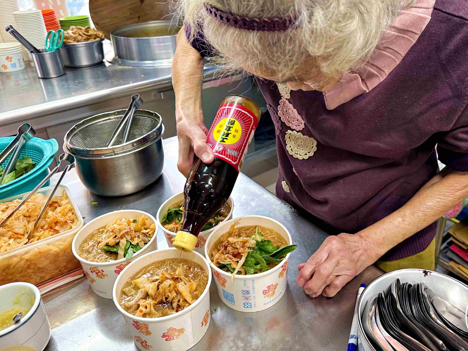 一半人沒吃過，90歲阿嬤的大腸麵線，點一大一小就夠，大腸也是主打