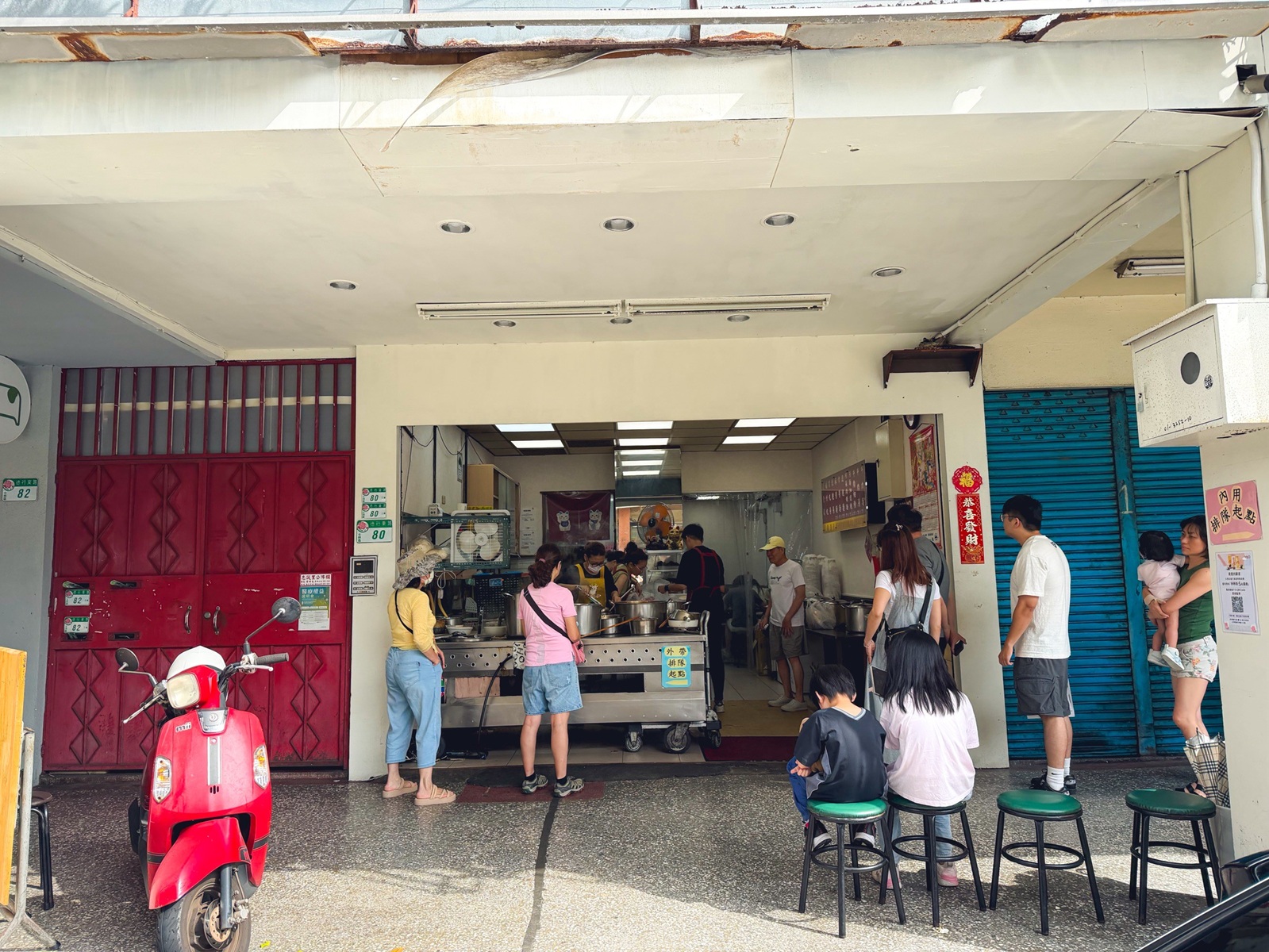根本當地人才知道，是紅燒牛筋麵店家，叫個大碗會吃不完，餛飩麵也是招牌