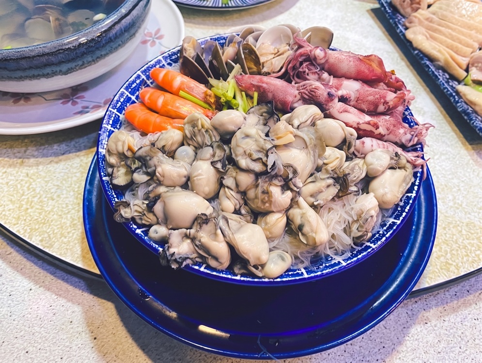 誰說這家海鮮沒人吃,450元的小卷米粉份量夠巨大,招牌生魚片更是必點 誰說這家海鮮沒人吃,450元的小卷米粉份量夠巨大,招牌生魚片更是必點