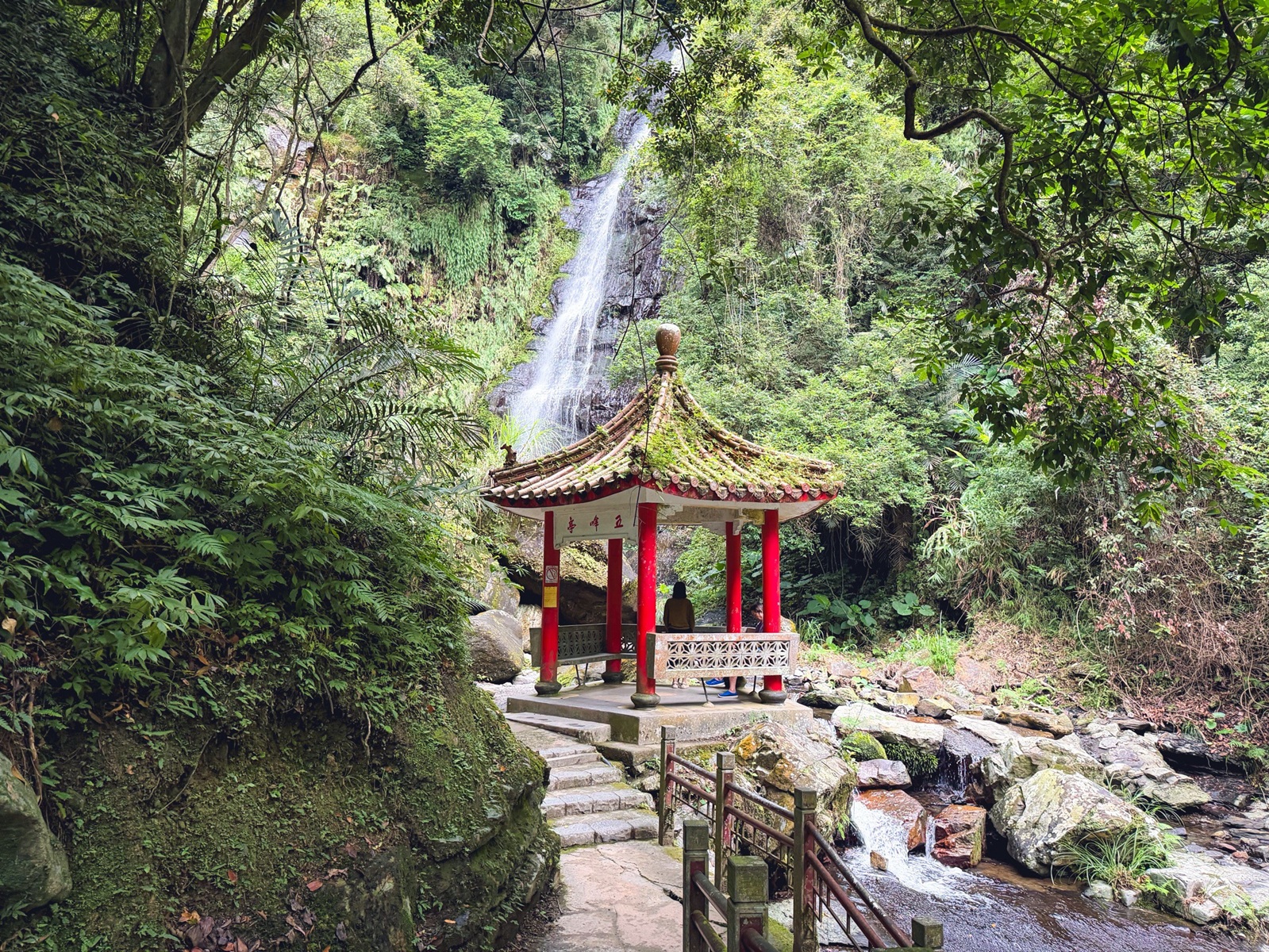 礁溪這瀑布群超低調，三層瀑布步道竟然平坦好走，沿途山景又清幽好拍