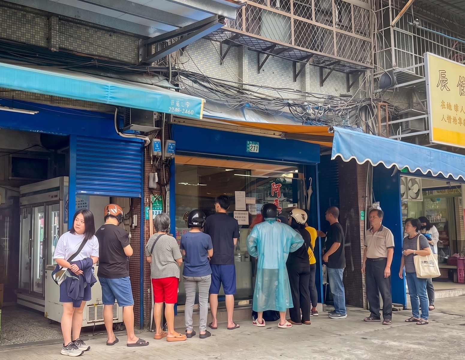 誰說這家沒人吃，是90歲阿嬤麵線店家，點大碗就很夠吃，環境乾就是賣點