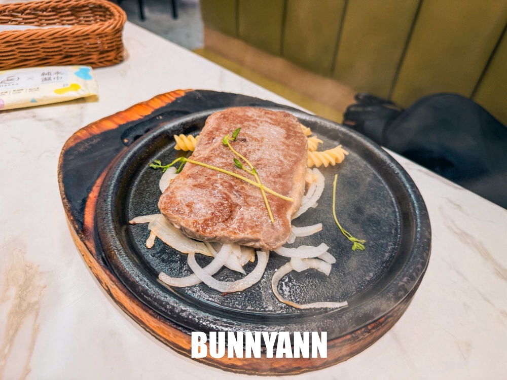 很多人不知道,是牛排自助餐店家,低消390元享吃到飽,多種水果是主打 很多人不知道,是牛排自助餐店家,低消390元享吃到飽,多種水果是主打
