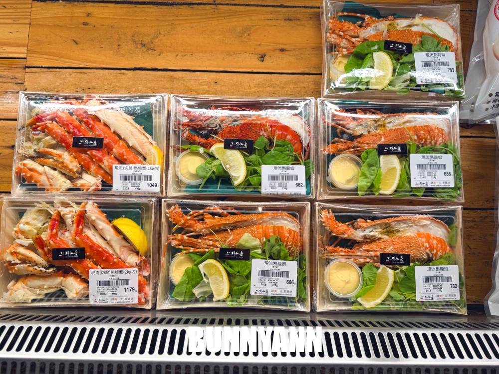 很多人不知道,是台版築地市場海產店,買一盒生魚片就很滿足,站著吃是主打特色 很多人不知道,是台版築地市場海產店,買一盒生魚片就很滿足,站著吃是主打特色