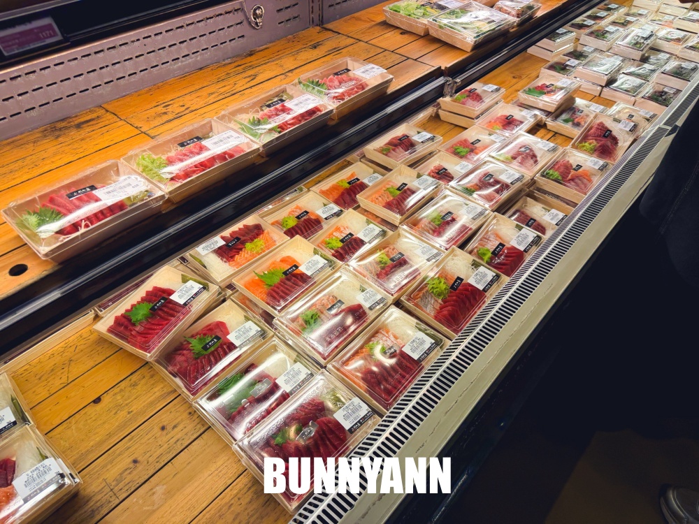 很多人不知道，是台版築地市場海產店，買一盒生魚片就很滿足，站著吃是主打特色