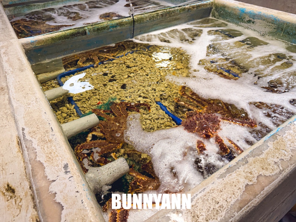 很多人不知道,是台版築地市場海產店,買一盒生魚片就很滿足,站著吃是主打特色 很多人不知道,是台版築地市場海產店,買一盒生魚片就很滿足,站著吃是主打特色