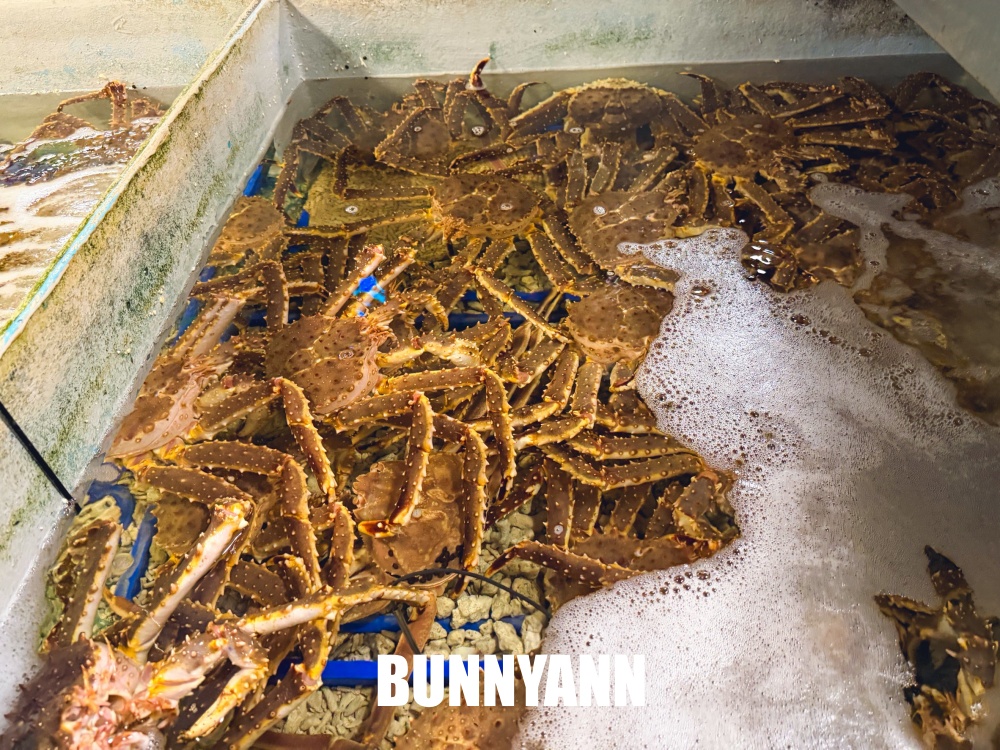 很多人不知道,是台版築地市場海產店,買一盒生魚片就很滿足,站著吃是主打特色 很多人不知道,是台版築地市場海產店,買一盒生魚片就很滿足,站著吃是主打特色