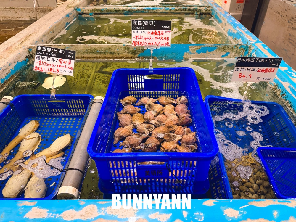 很多人不知道，是台版築地市場海產店，買一盒生魚片就很滿足，站著吃是主打特色