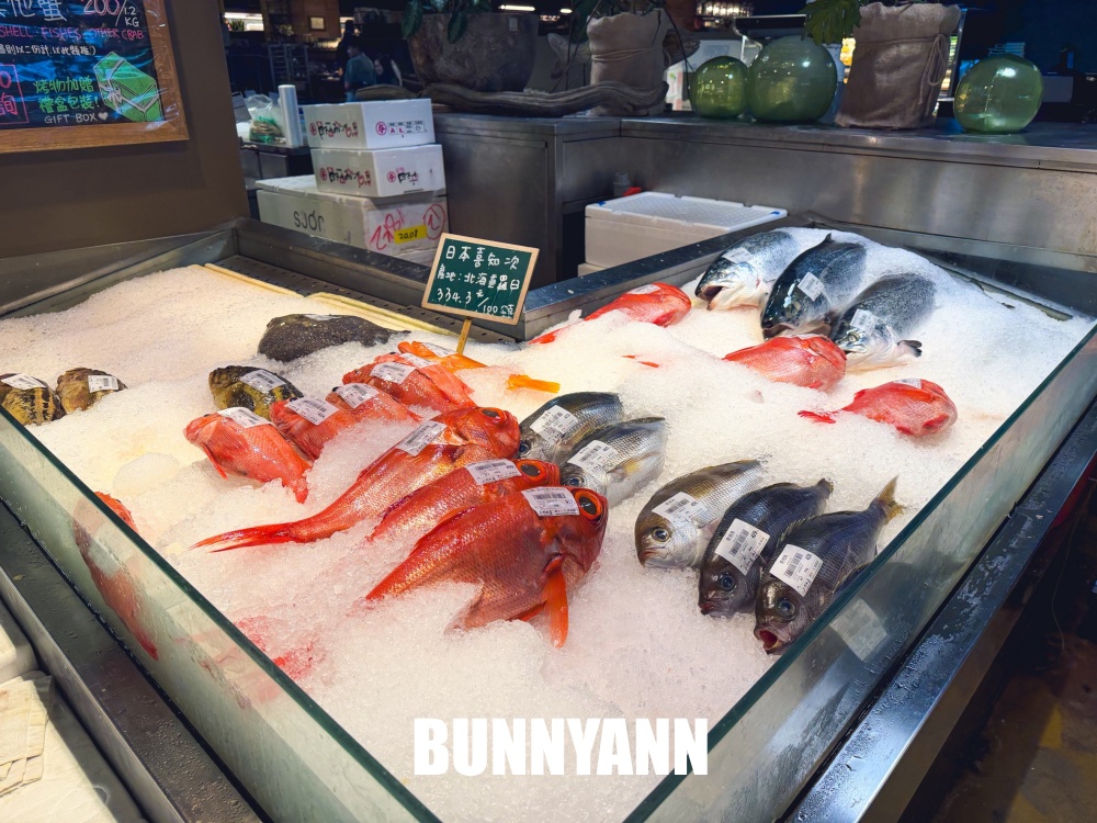 很多人不知道，是台版築地市場海產店，買一盒生魚片就很滿足，站著吃是主打特色