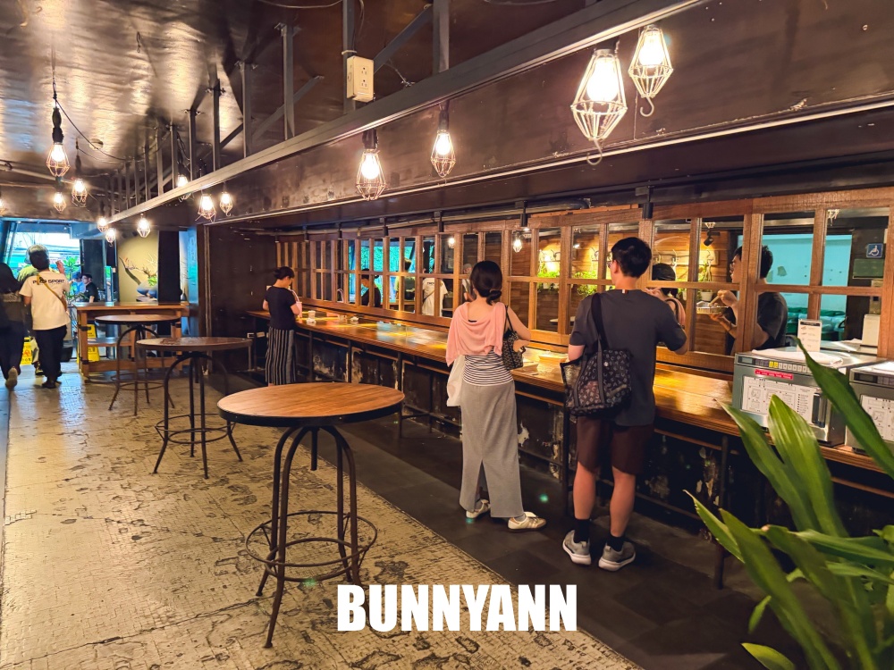很多人不知道，是台版築地市場海產店，買一盒生魚片就很滿足，站著吃是主打特色