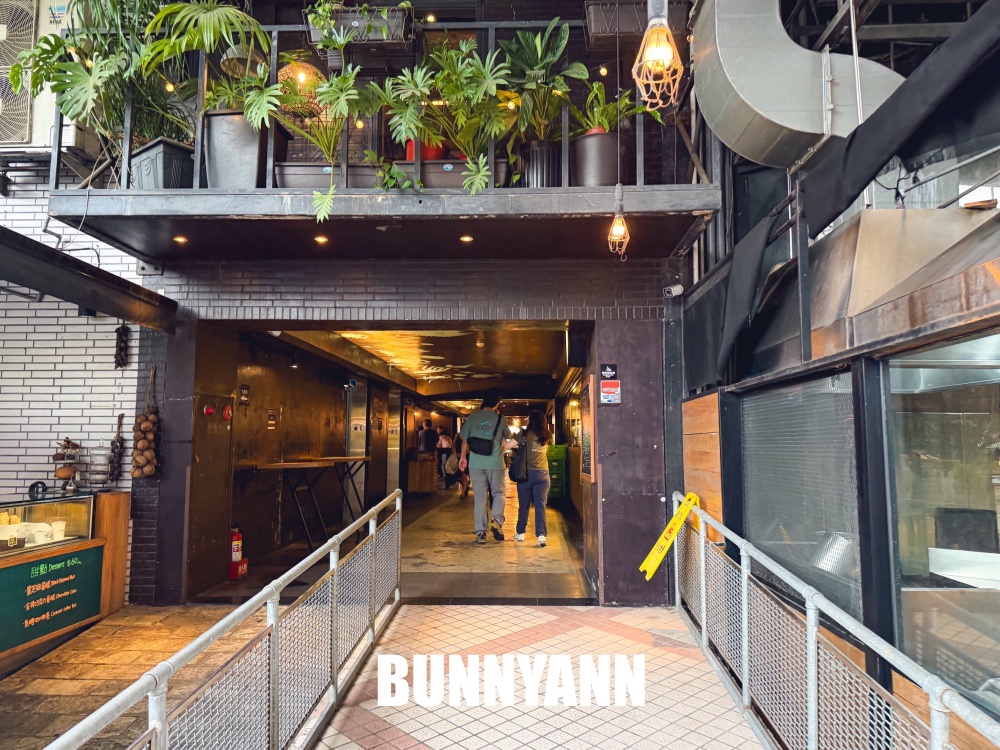 很多人不知道，是台版築地市場海產店，買一盒生魚片就很滿足，站著吃是主打特色