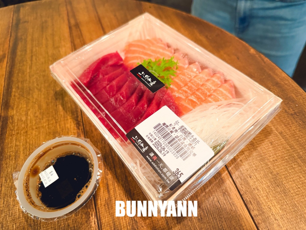 很多人不知道，是台版築地市場海產店，買一盒生魚片就很滿足，站著吃是主打特色