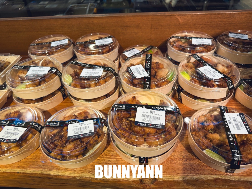 很多人不知道，是台版築地市場海產店，買一盒生魚片就很滿足，站著吃是主打特色