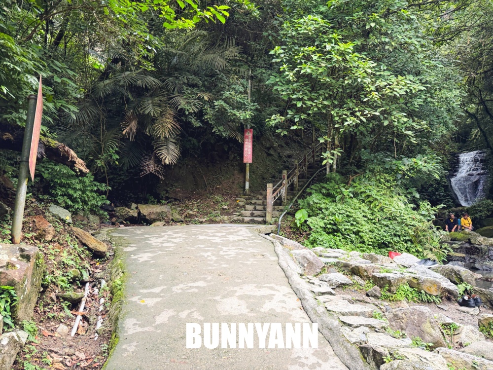 礁溪這瀑布群超低調，三層瀑布步道竟然平坦好走，沿途山景又清幽好拍