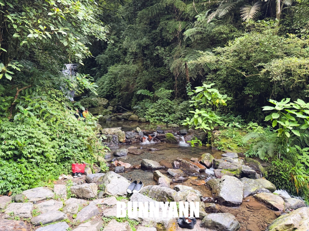 礁溪這瀑布群超低調，三層瀑布步道竟然平坦好走，沿途山景又清幽好拍