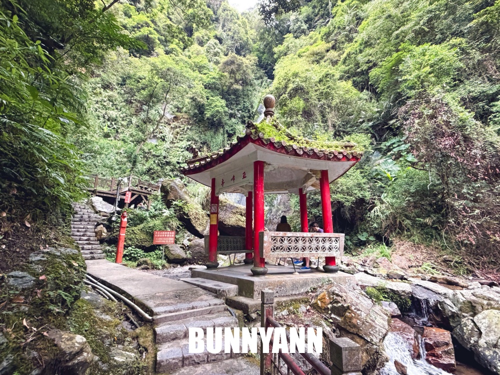 礁溪這瀑布群超低調，三層瀑布步道竟然平坦好走，沿途山景又清幽好拍