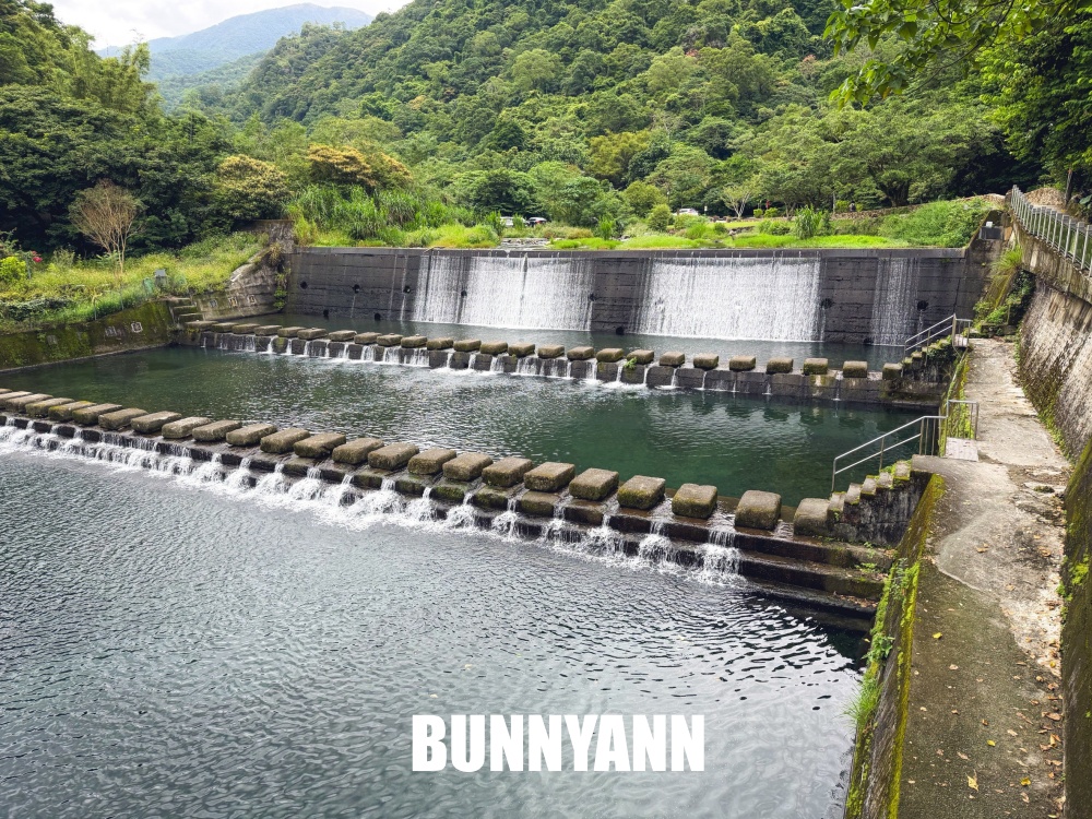 礁溪這瀑布群超低調，三層瀑布步道竟然平坦好走，沿途山景又清幽好拍