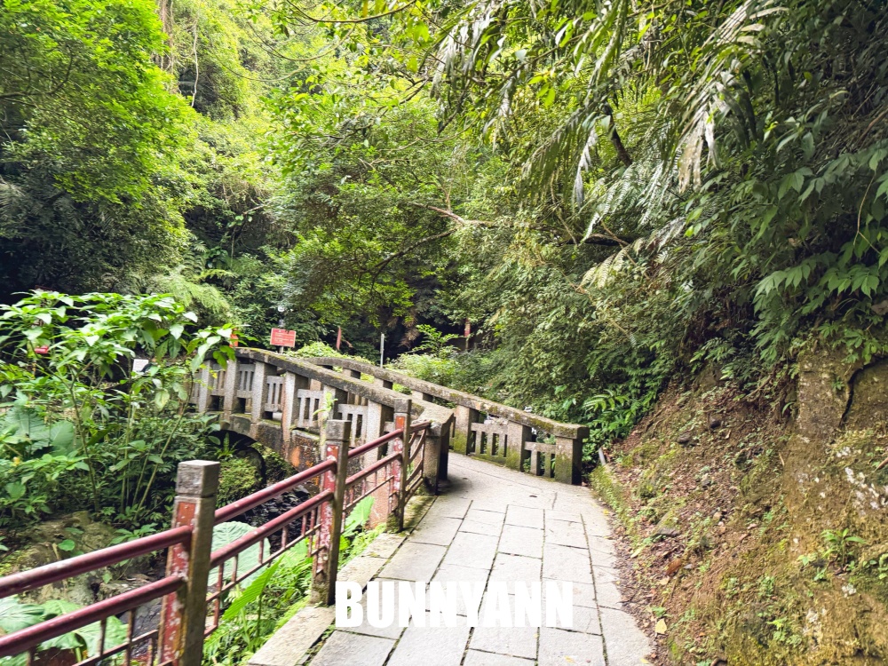 礁溪這瀑布群超低調，三層瀑布步道竟然平坦好走，沿途山景又清幽好拍