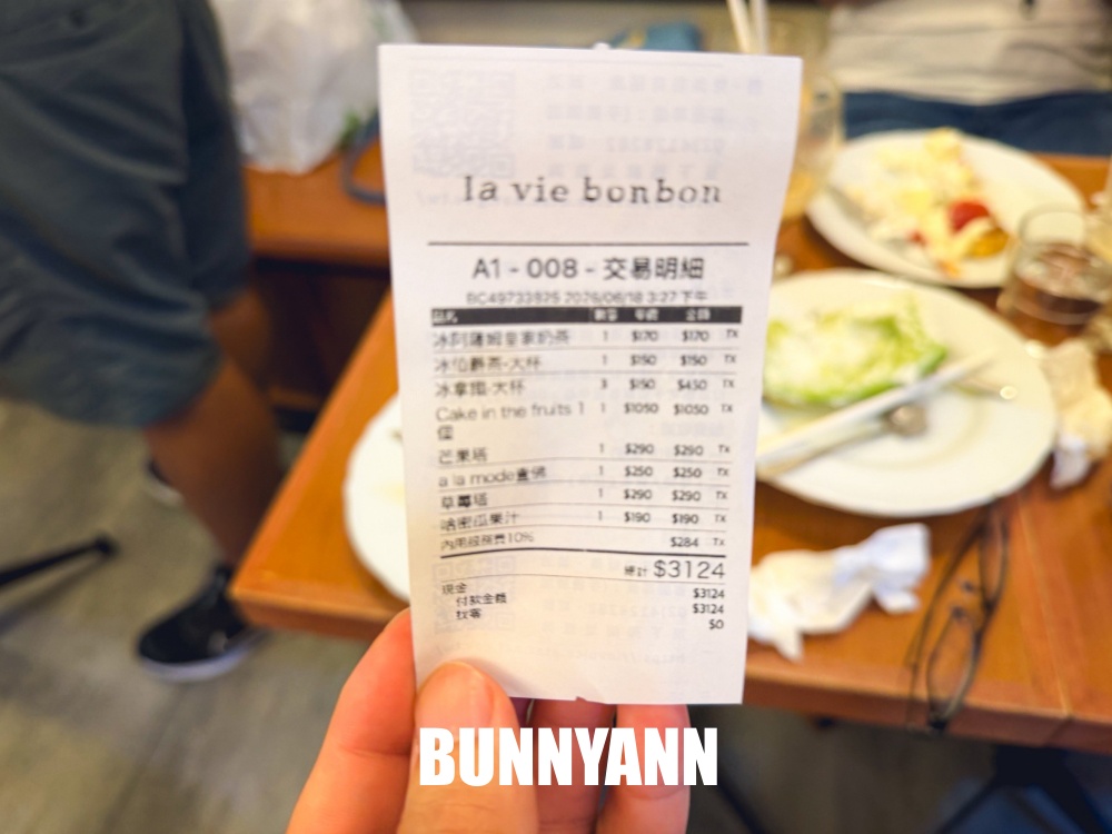 誰說這家甜點店沒人吃，整顆哈密瓜蛋糕夠可愛，布丁蛋糕也是招牌