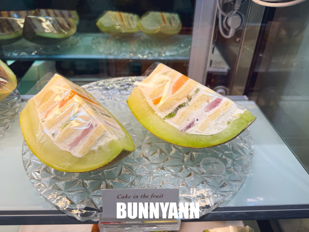 誰說這家甜點店沒人吃，整顆哈密瓜蛋糕夠可愛，布丁蛋糕也是招牌