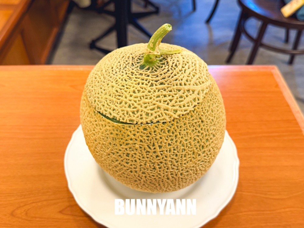 誰說這家甜點店沒人吃，整顆哈密瓜蛋糕夠可愛，布丁蛋糕也是招牌
