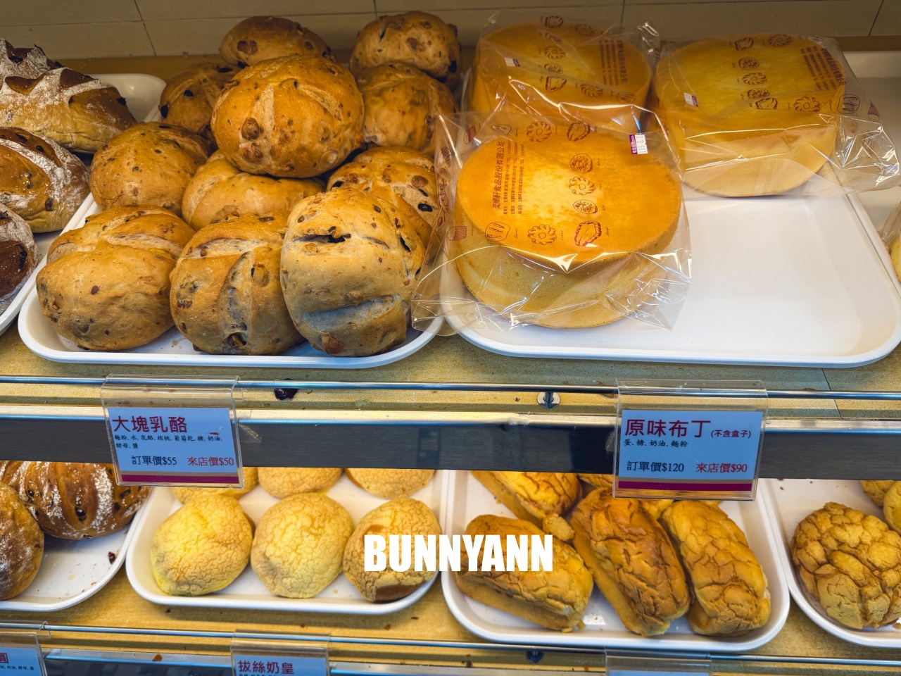 外地人專程來買，是麵包蛋糕店家，一千元就很好買，奶凍捲也是招牌