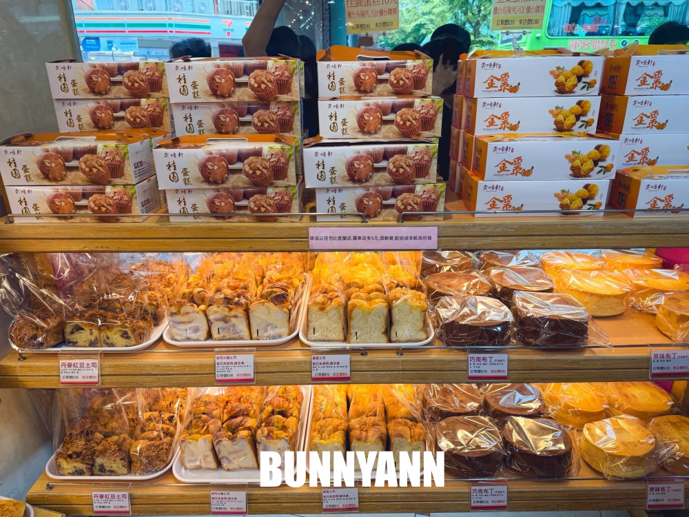誰說在路邊沒人買，是親民糕餅店，300元能買一大堆，大蒜麵包是招牌