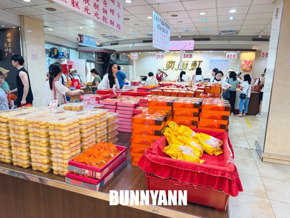 誰說在路邊沒人買，是親民糕餅店，300元能買一大堆，大蒜麵包是招牌
