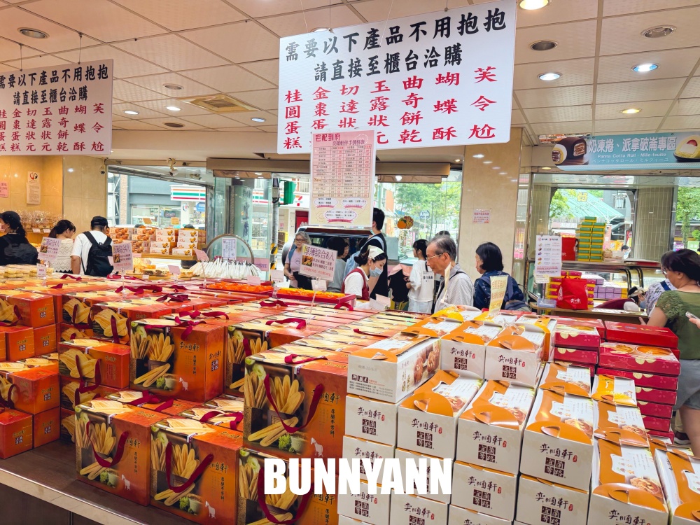 誰說在路邊沒人買，是親民糕餅店，300元能買一大堆，大蒜麵包是招牌