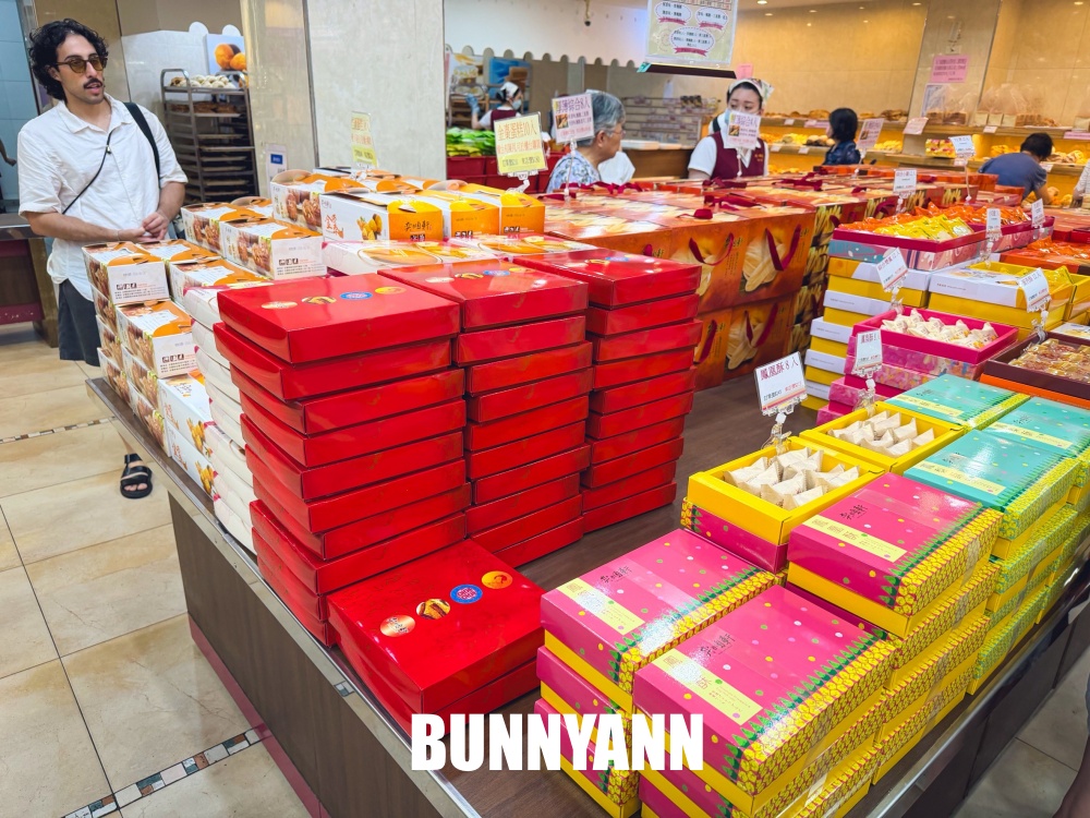 誰說在路邊沒人買，是親民糕餅店，300元能買一大堆，大蒜麵包是招牌