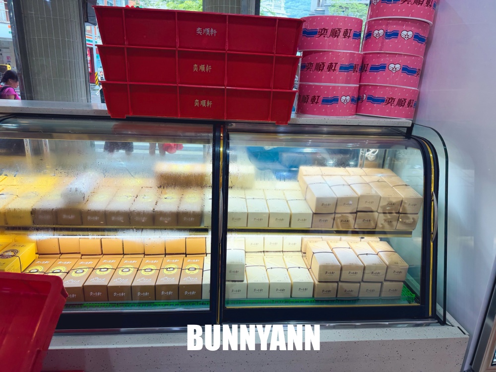 誰說在路邊沒人買，是親民糕餅店，300元能買一大堆，大蒜麵包是招牌