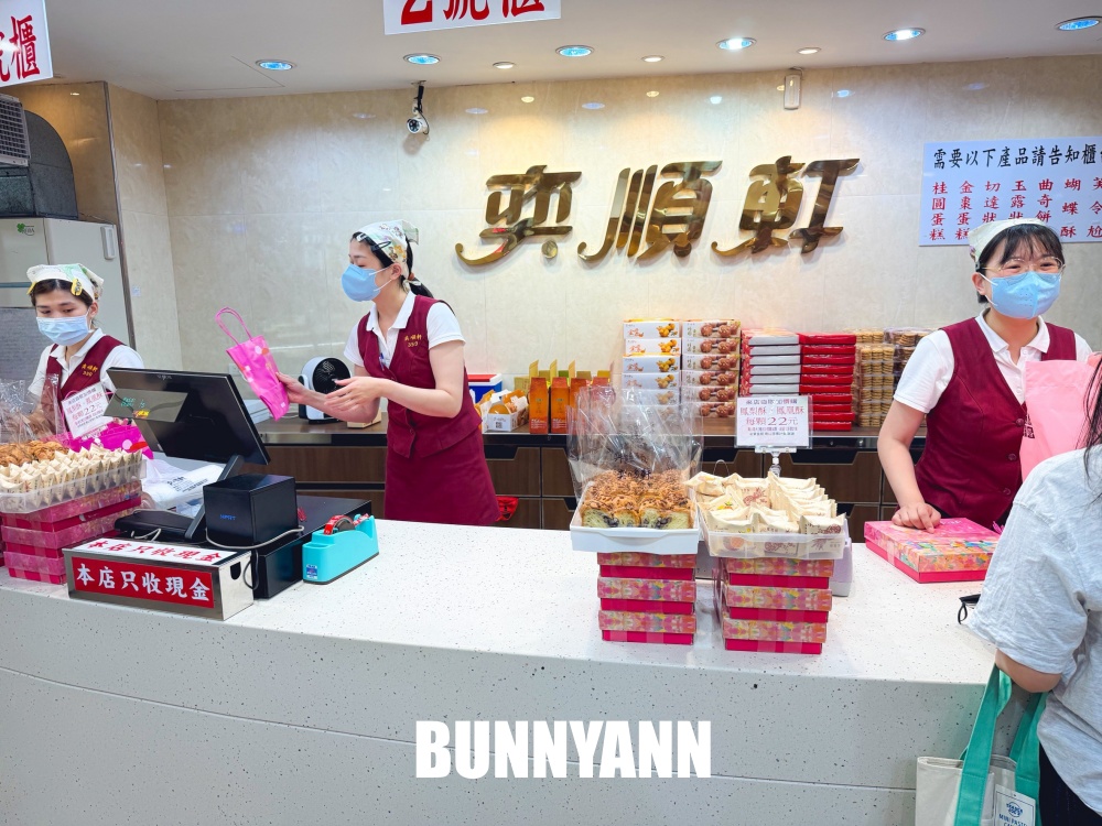 誰說在路邊沒人買，是親民糕餅店，300元能買一大堆，大蒜麵包是招牌