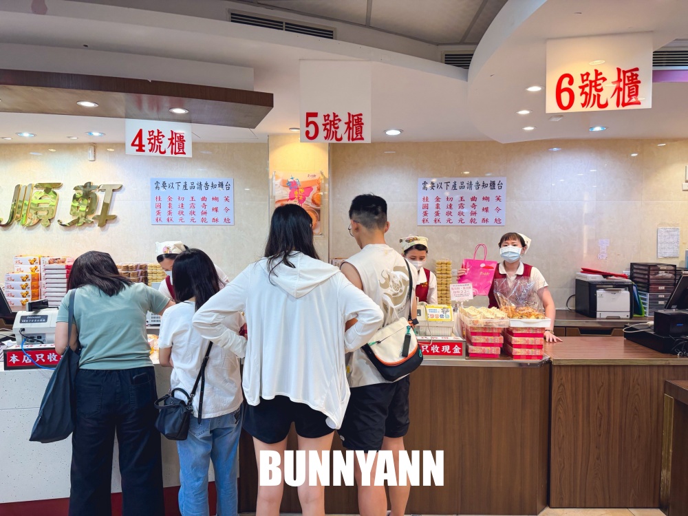 誰說在路邊沒人買，是親民糕餅店，300元能買一大堆，大蒜麵包是招牌